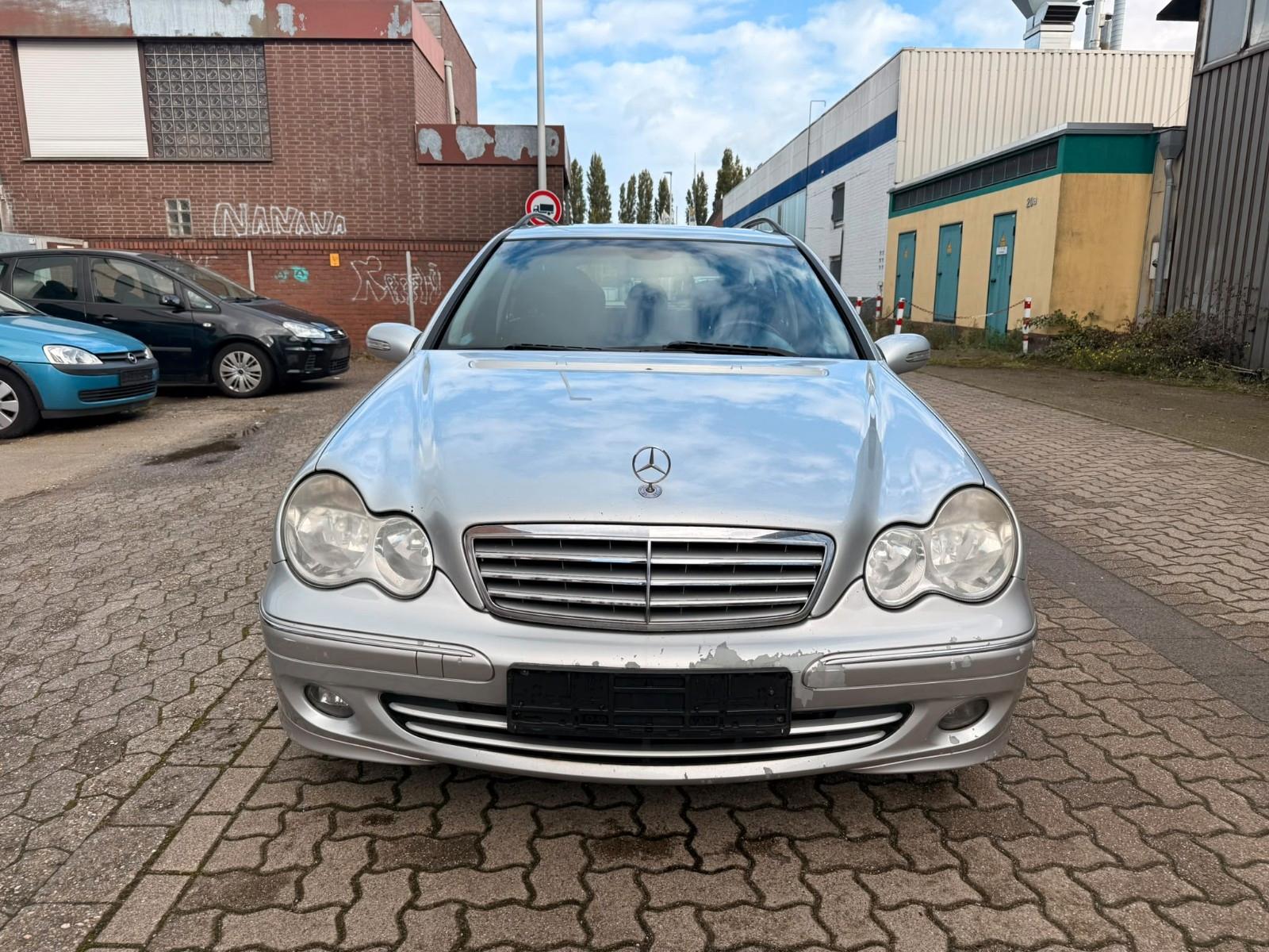 Mercedes-Benz C200 2006 — rear view