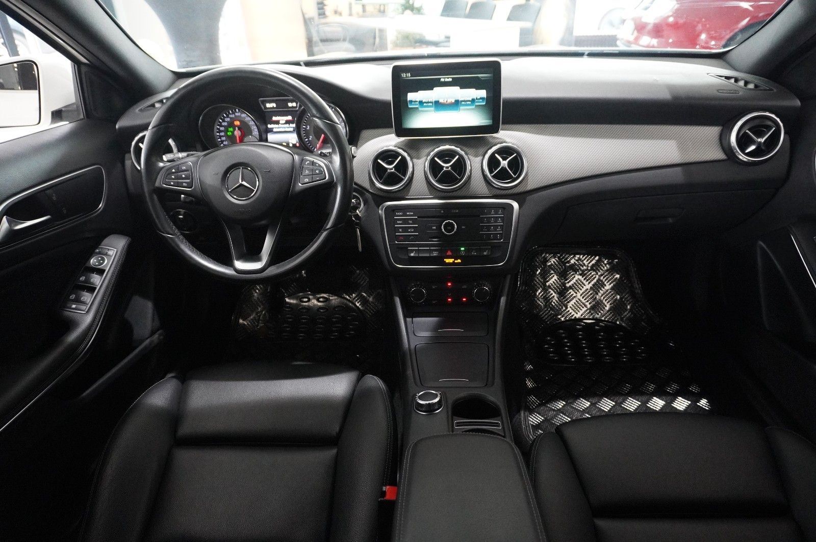 Fahrzeugabbildung Mercedes-Benz GLA 180 STYLE 7G-DCT NAVI/BI-XENON/SHZ/KAMERA