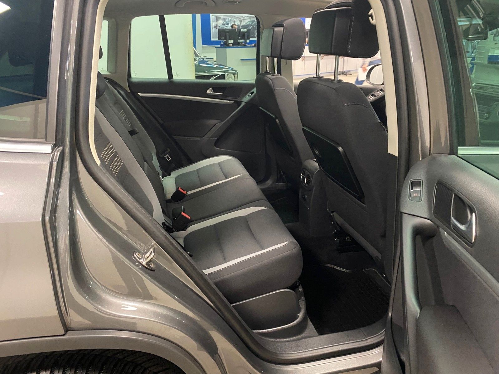 Fahrzeugabbildung Volkswagen Tiguan 2.0 TSI DSG 4MOTION LIFE+1.HAND+Bi-XENON+