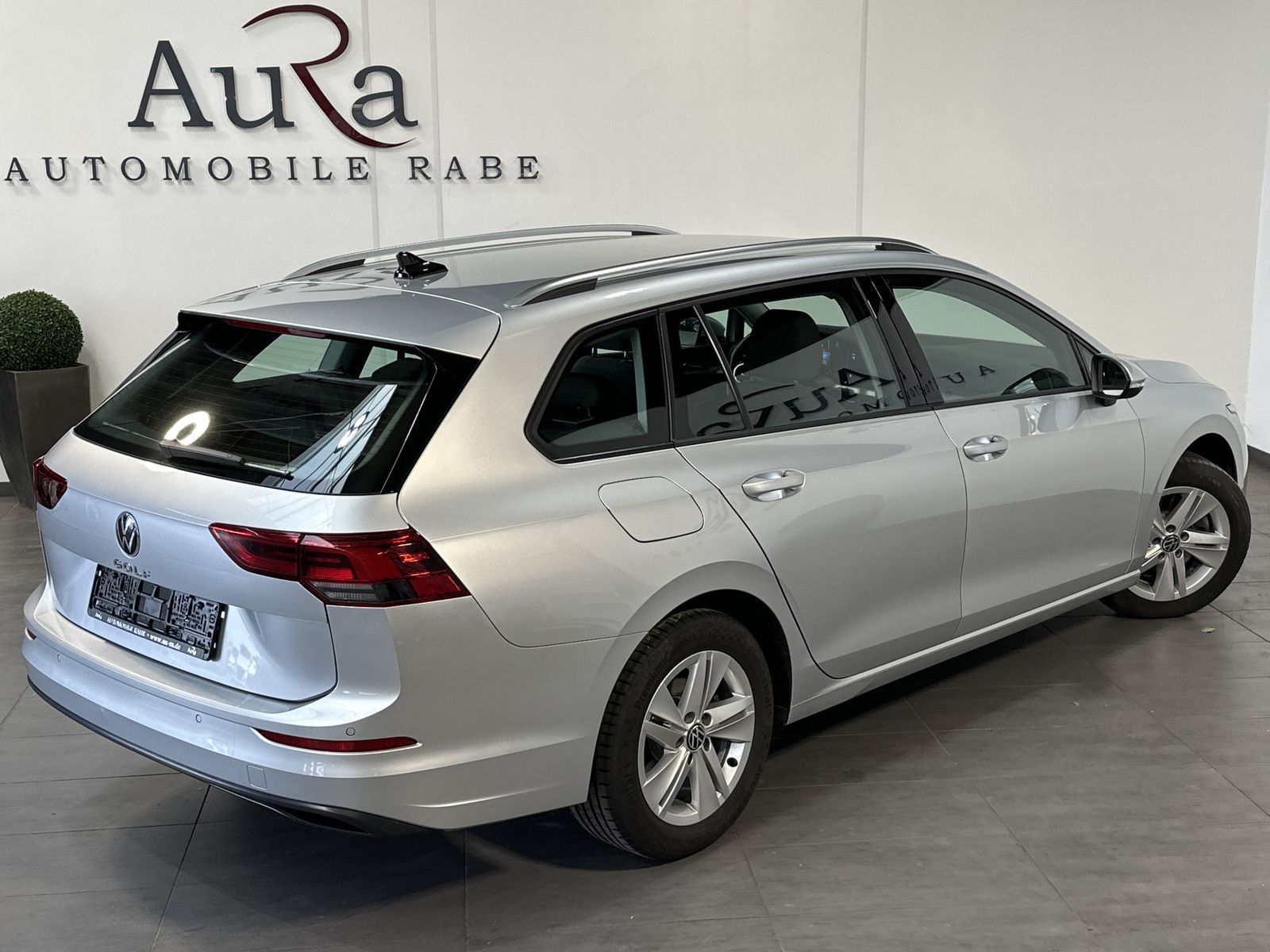 Fahrzeugabbildung Volkswagen Golf Variant 2.0 TDI DSG Life NAV+LED+KAM+AHK+VC
