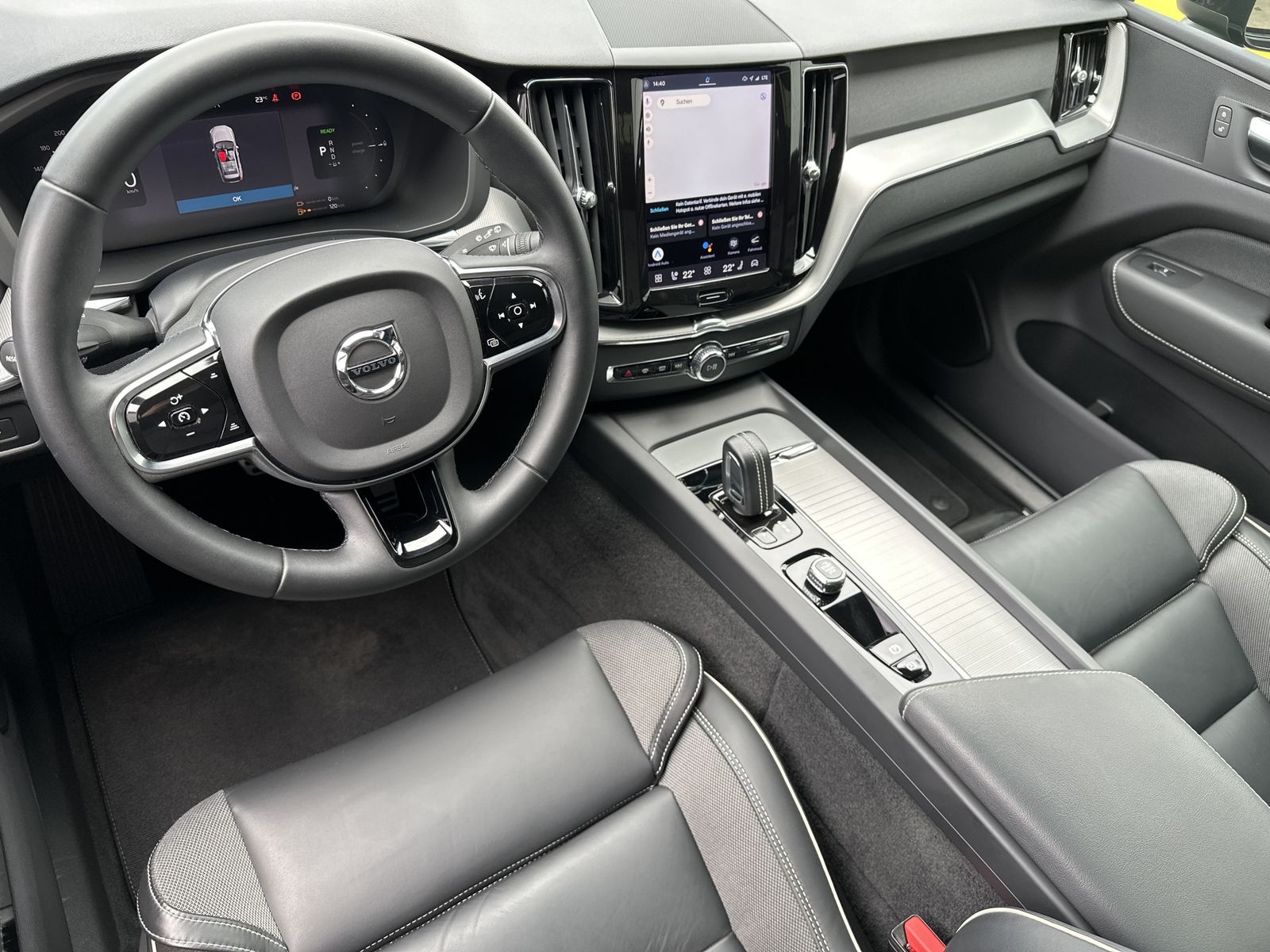 Fahrzeugabbildung Volvo XC60 T6 Hybrid AWD R-Design NAV+LED+AHK+PANO+ACC