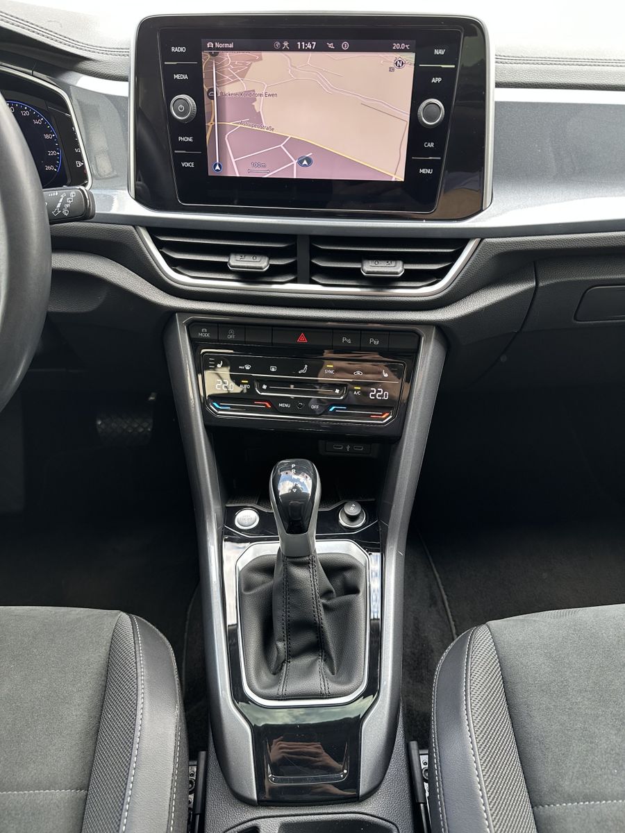 Fahrzeugabbildung Volkswagen T-Roc Sport 1.5 TSI DSG NAV+LED+PANO+18ZO+BEATS