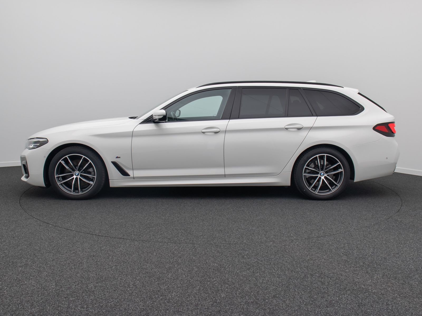 Fahrzeugabbildung BMW 520d M Sport Kamera HUD HiFi AHK Stop&Go Alarm