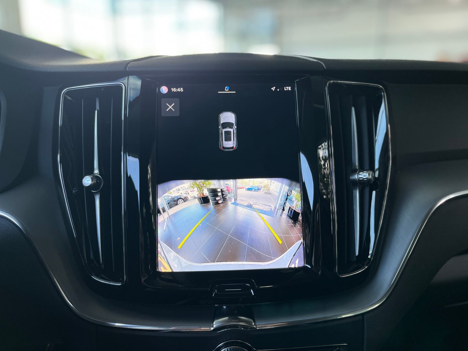 Fahrzeugabbildung Volvo XC60 Core 2WD STNDHZ LED NAV SHZ 19"