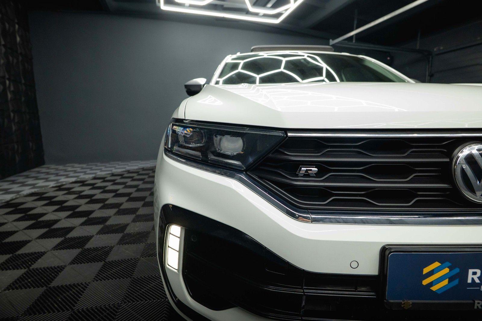 Fahrzeugabbildung Volkswagen T-Roc R 4Motion Performance *ACC*DCC*Pano*LED*