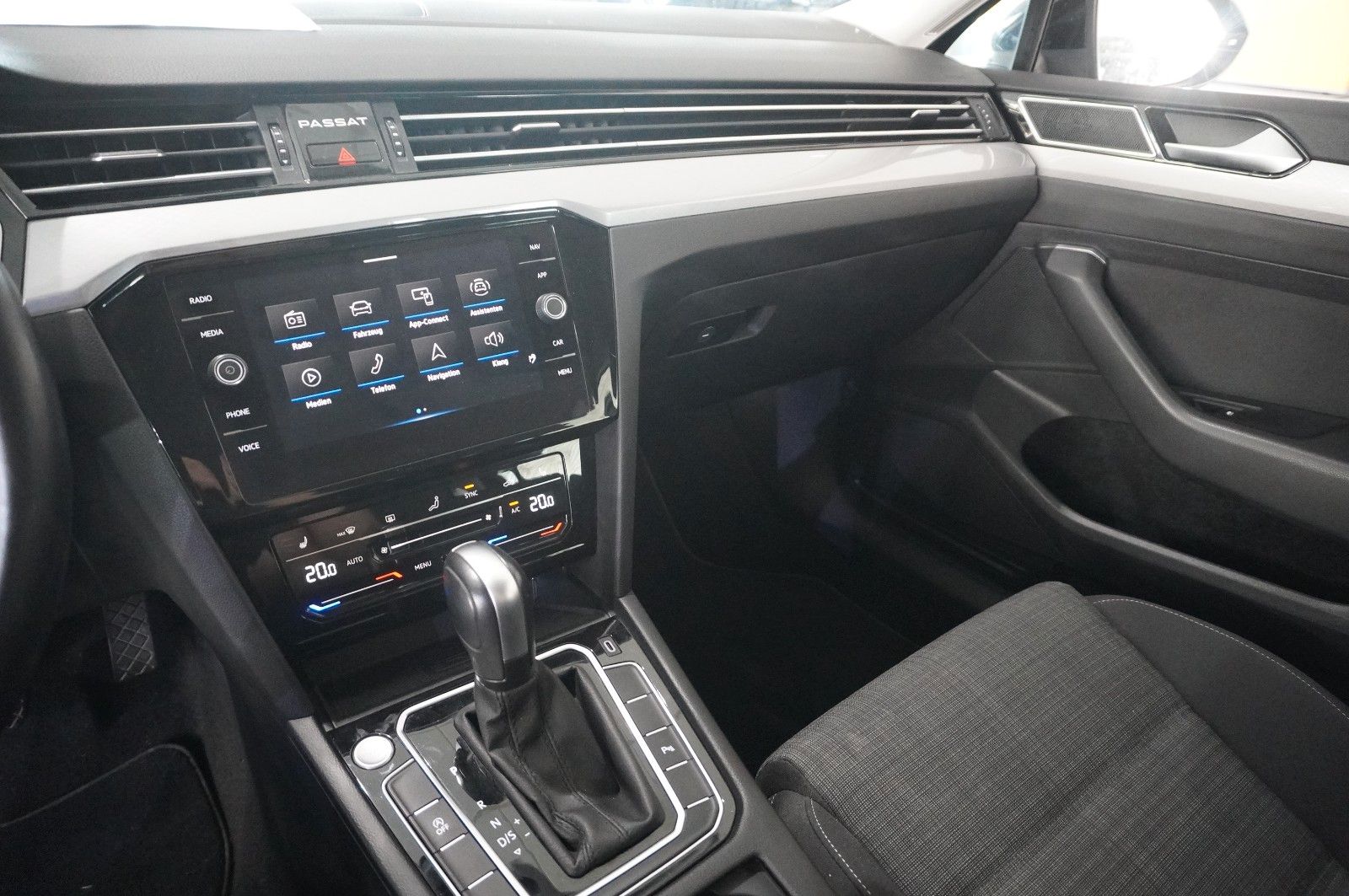 Fahrzeugabbildung Volkswagen Passat VARI. 2.0D BUSINESS 4M NAVI/KAMERA/SH/AHK