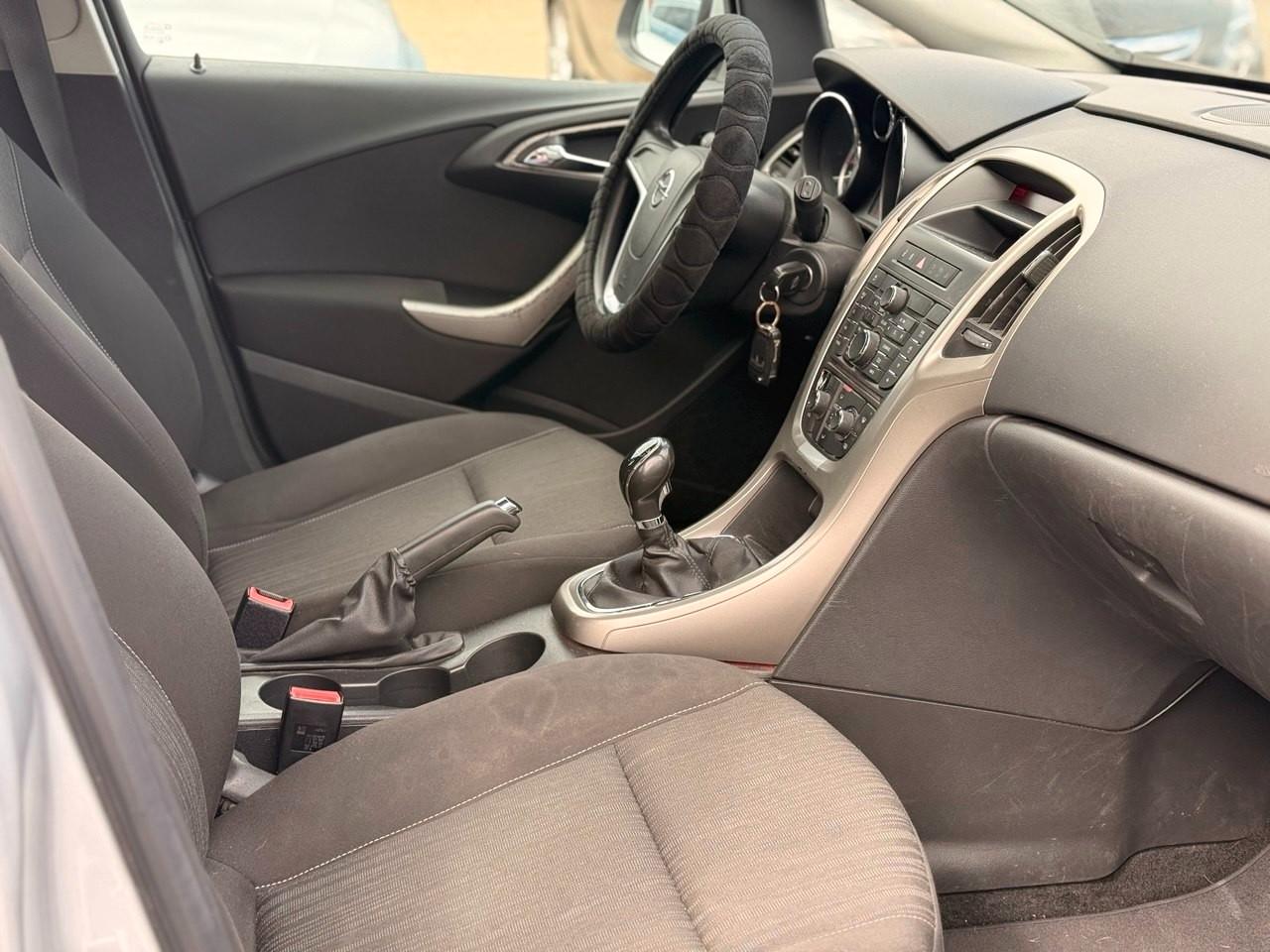 Opel Astra 2012 — photo 11