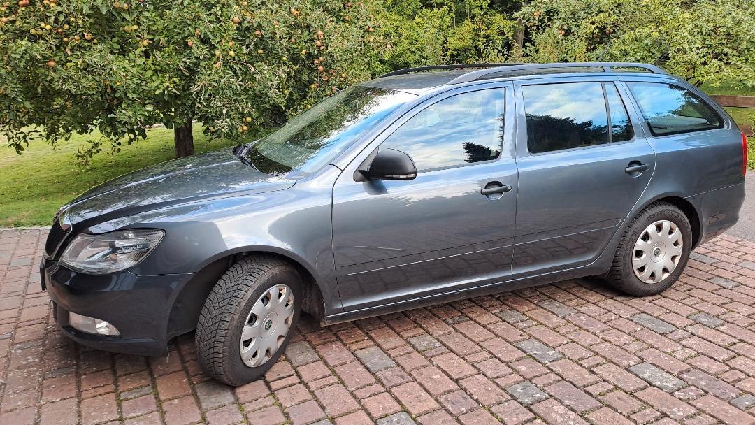Skoda Octavia 2012 — rear view