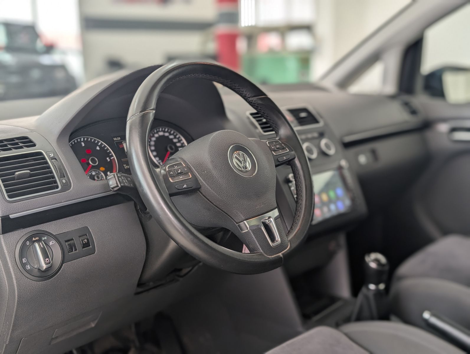 Fahrzeugabbildung Volkswagen Touran 2.0 TDI Highline PANO AHK PDC APP XENON