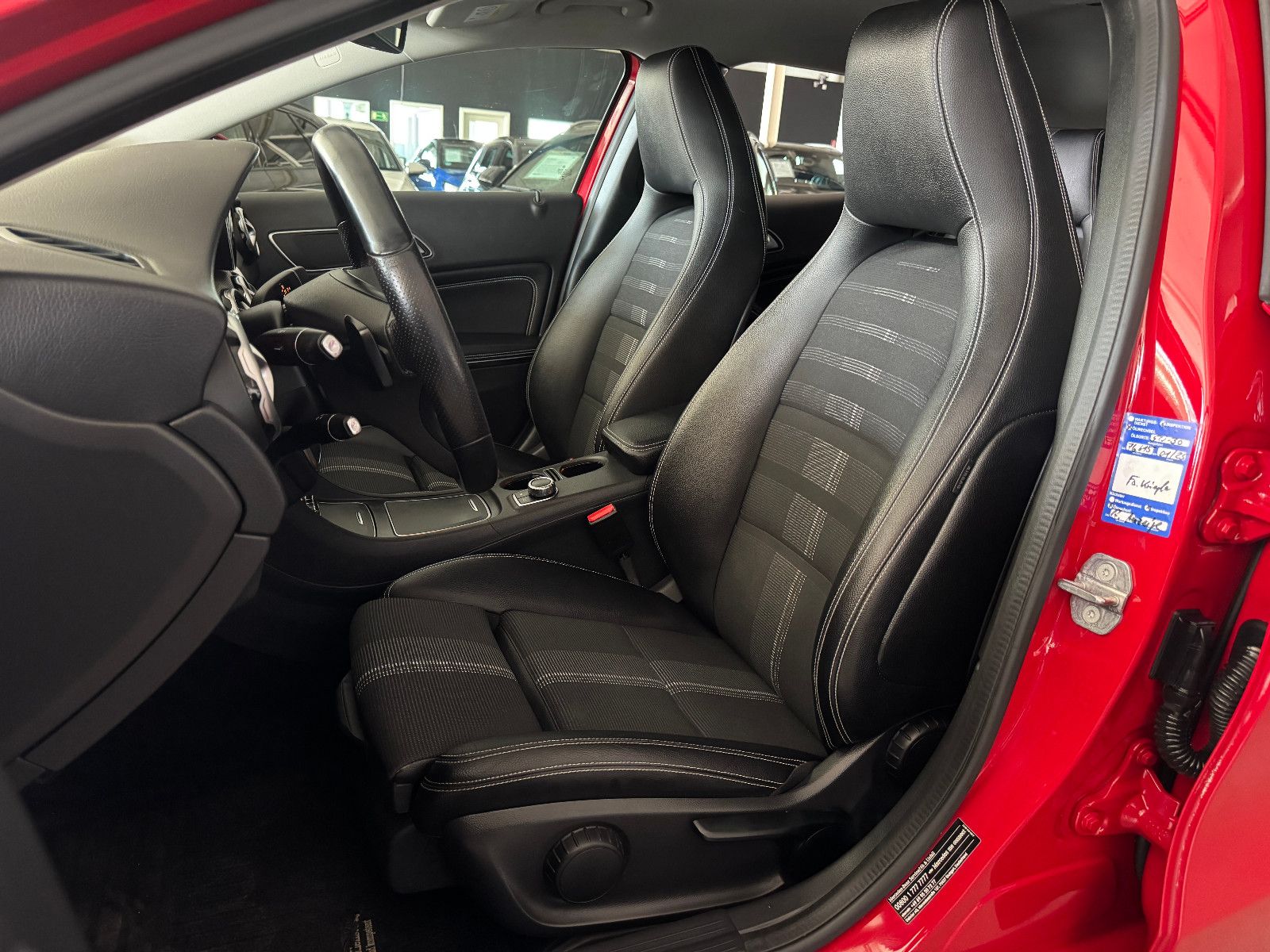 Fahrzeugabbildung Mercedes-Benz GLA 200 7G-DCT SPORTPAKET URBAN NAVI LED KAMERA
