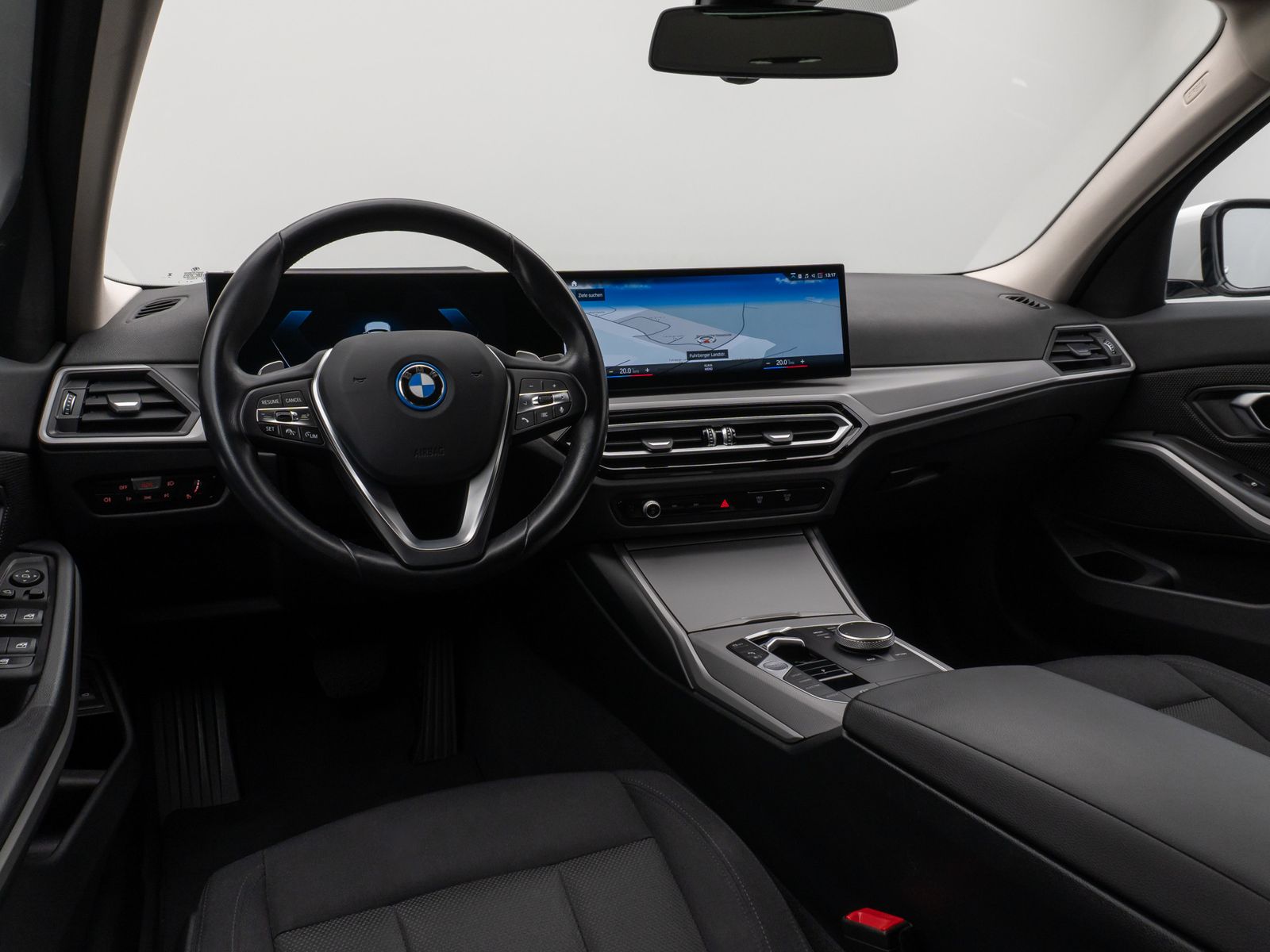 Fahrzeugabbildung BMW 330e Kamera HUD DAB Stop&Go Komfort Fernlichtass