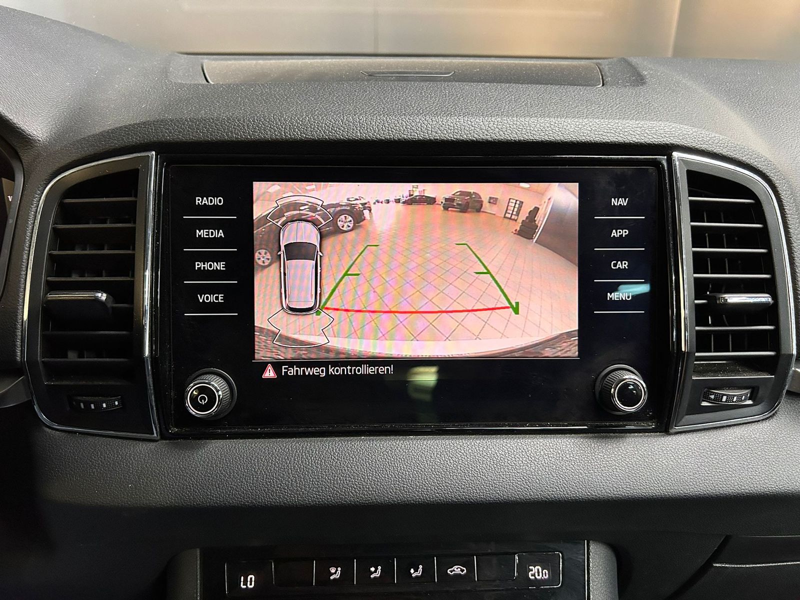 Fahrzeugabbildung SKODA Karoq 1.5 TSI Ambit Sport DESIGN+VIRTU+KAM+LED+
