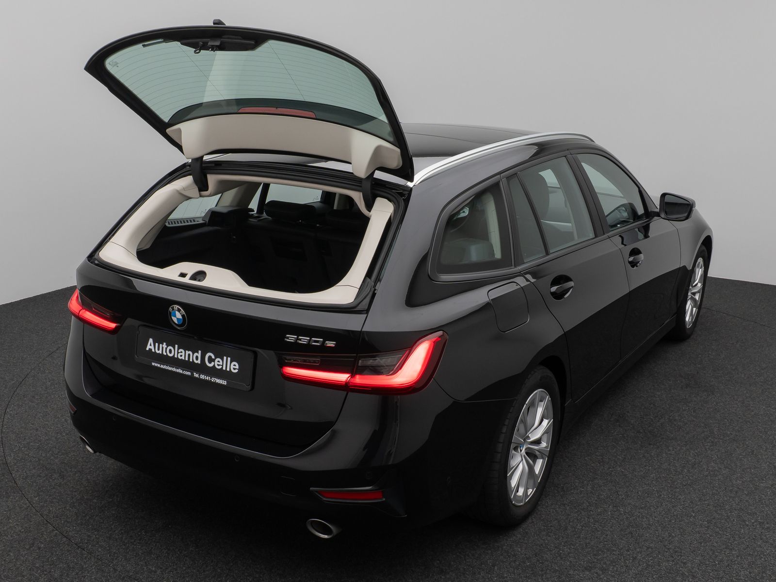 Fahrzeugabbildung BMW 330e Panorama 360° Laser HUD DAB HiFi AHK ACC