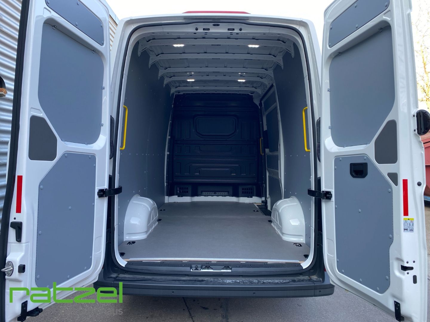 Fahrzeugabbildung Volkswagen Crafter 35 HD Kasten MR -36% auf UPE