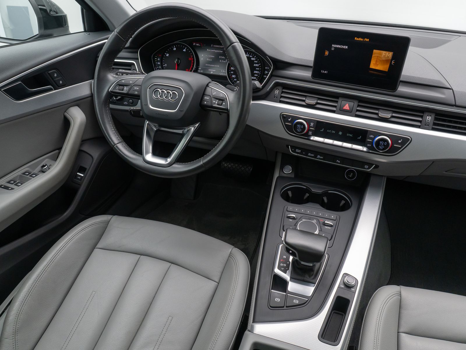 Fahrzeugabbildung Audi A4 quattro design Xenon PDC GSD Limit HiFi 18LM