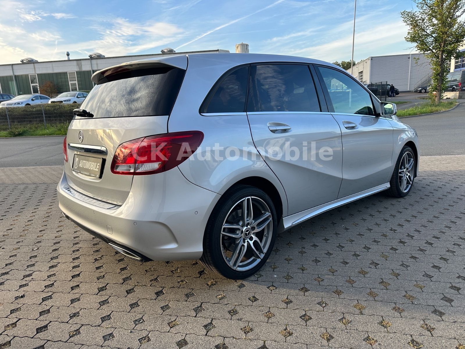 Fahrzeugabbildung Mercedes-Benz B 220 4Matic AMG-Line/Navi/Tempomat/PDC/AHK