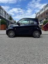 Smart ForTwo cabrio 60kW EQ in sapphire blue metallic