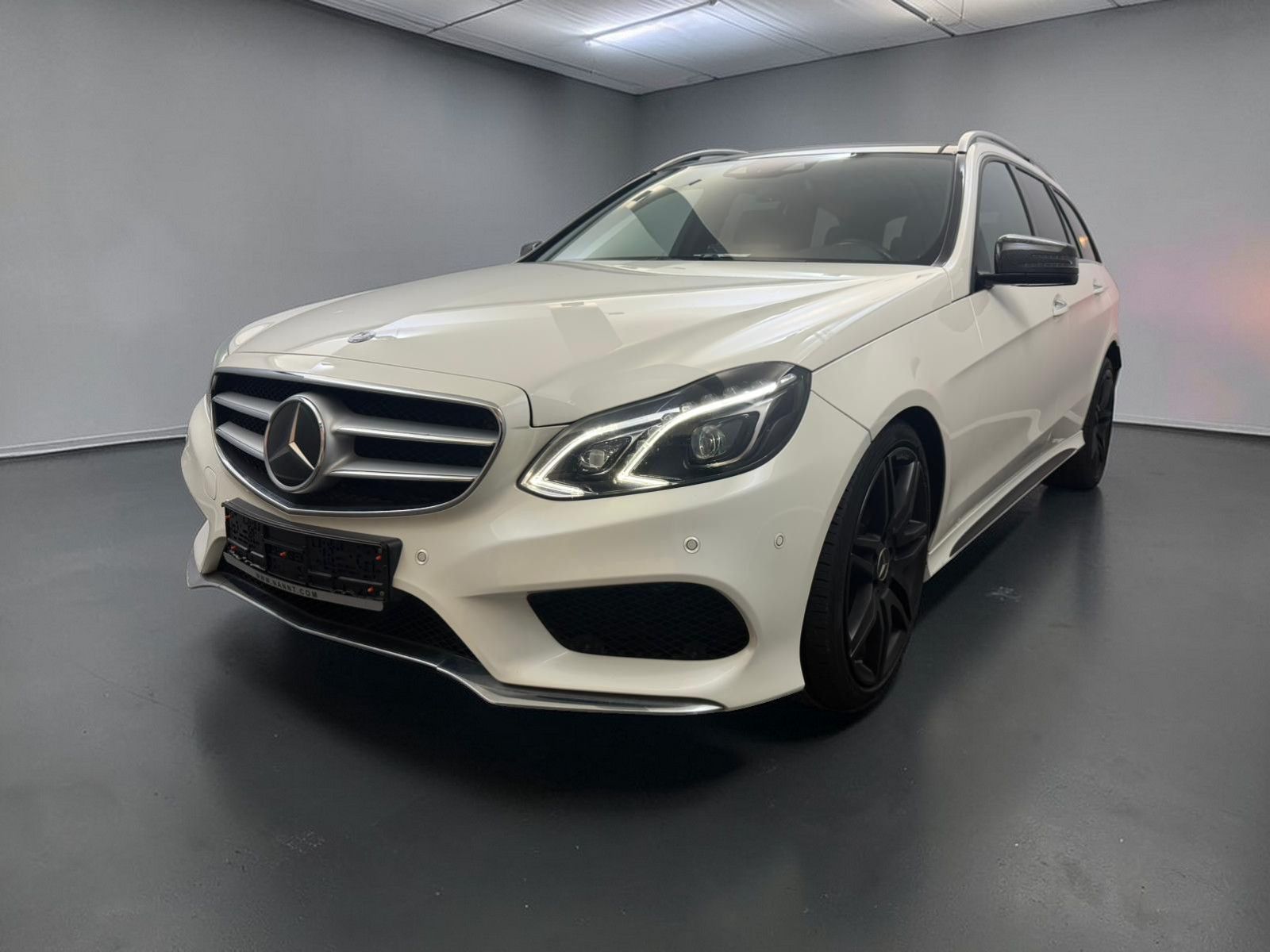 MERCEDES-BENZ E 350 BT 4Matic AMG LINE*MEGAVOLL + AIRMATIC