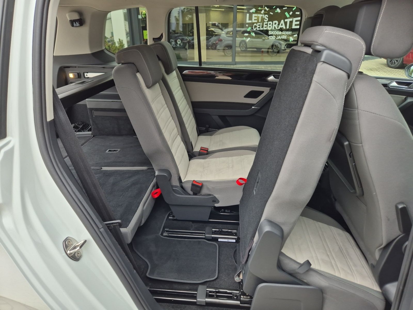Fahrzeugabbildung Volkswagen Touran TDI Highline DSG 7-Si LED AHK Navi AID AC