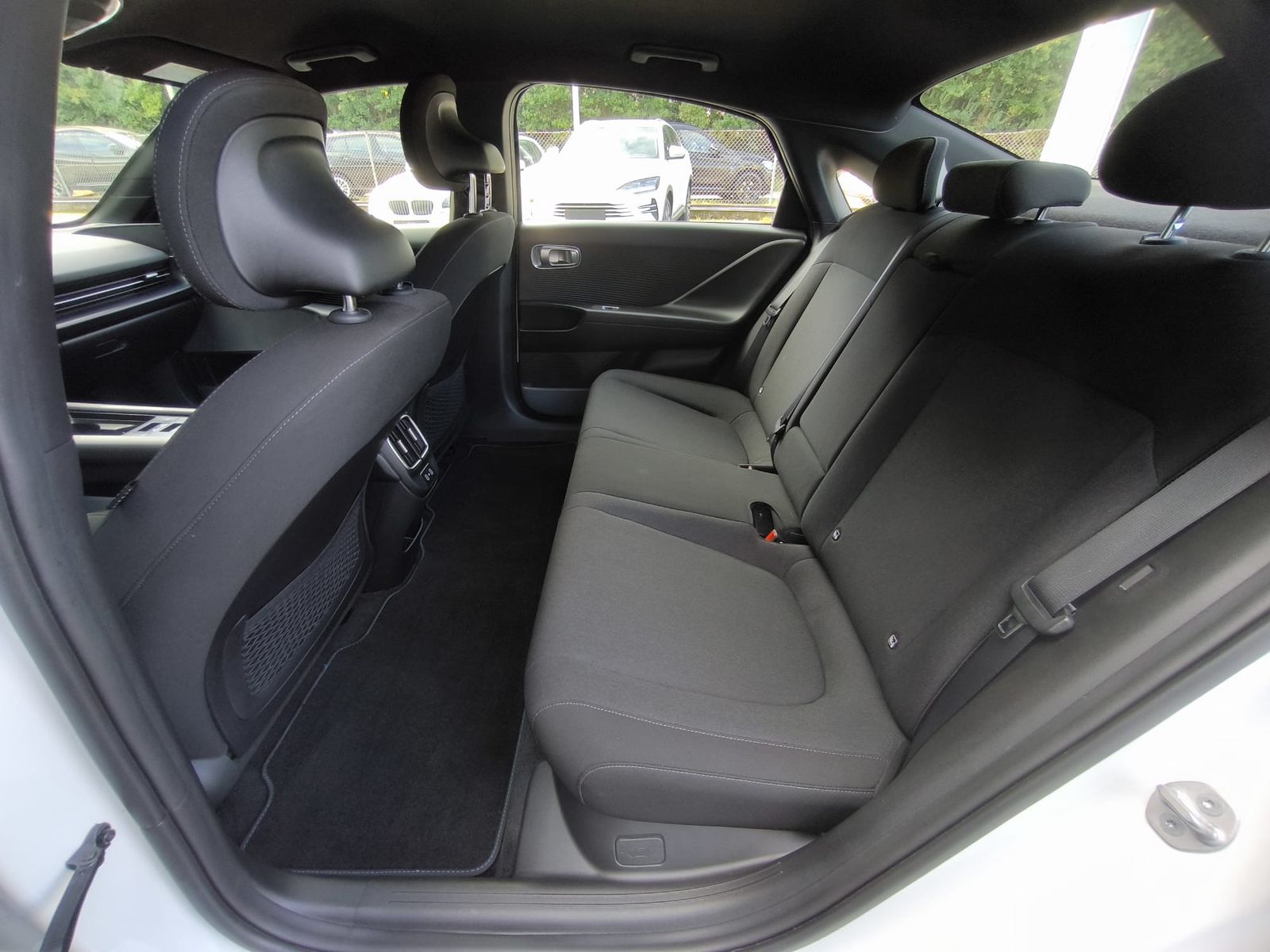 Fahrzeugabbildung Hyundai Ioniq 6 2WD NAVI+LED+SHZ+KAMERA+DAB+PDC+ACC+18"+