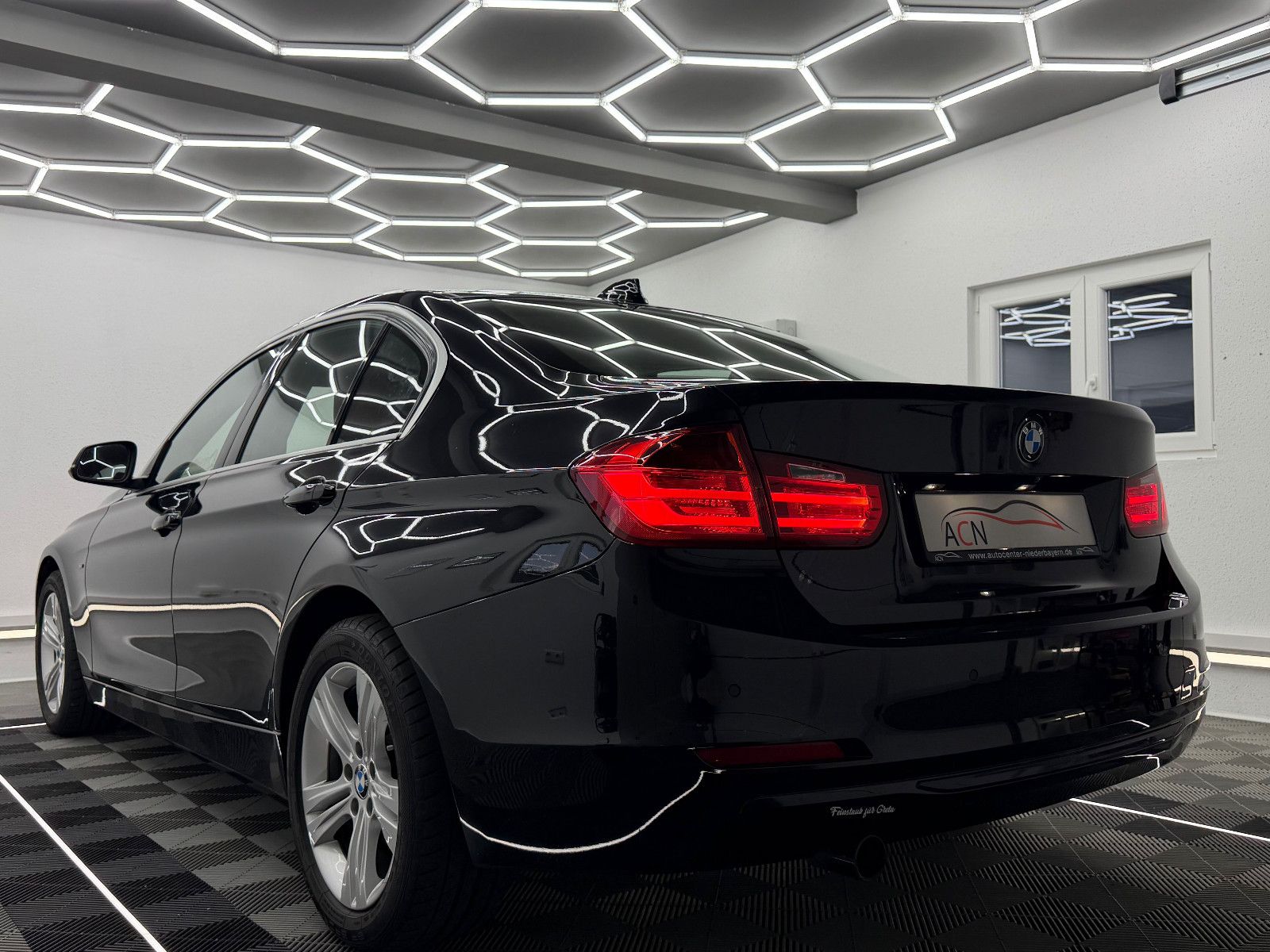 Fahrzeugabbildung BMW 320 d Lim. SPORT LINE/XENON/KAMERA/PDC/KLIMA