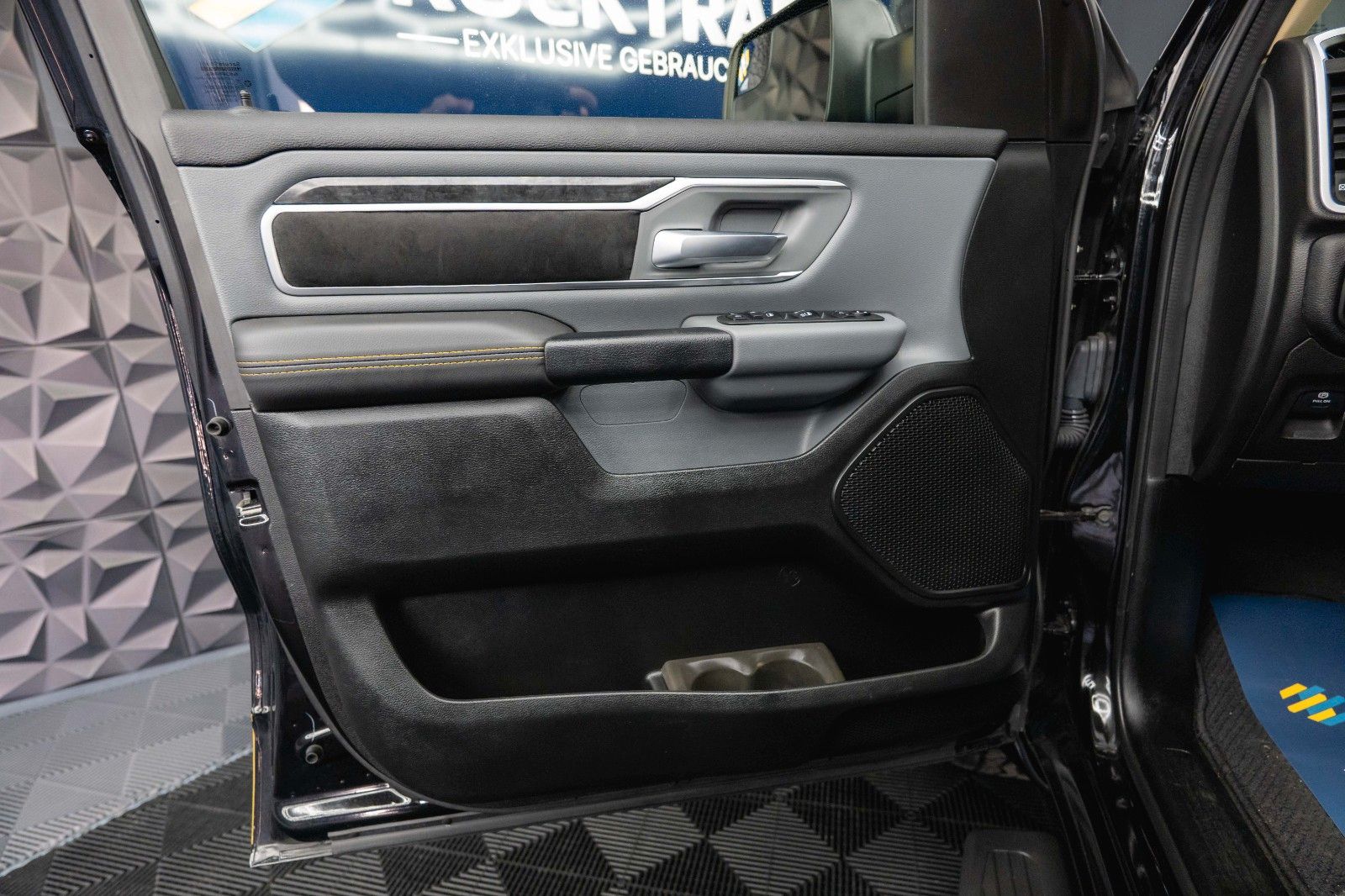 Fahrzeugabbildung Dodge RAM 5.7 V8 HEMI 4x4 OFFROAD Night GOLD EDITION