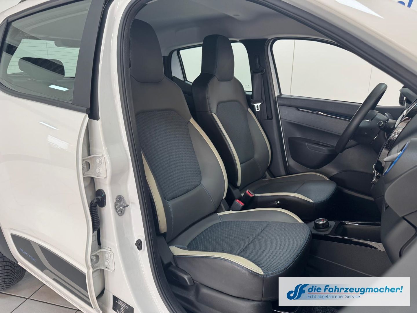 Fahrzeugabbildung Dacia Spring Electric Comfort Plus *FRONTSCHADEN