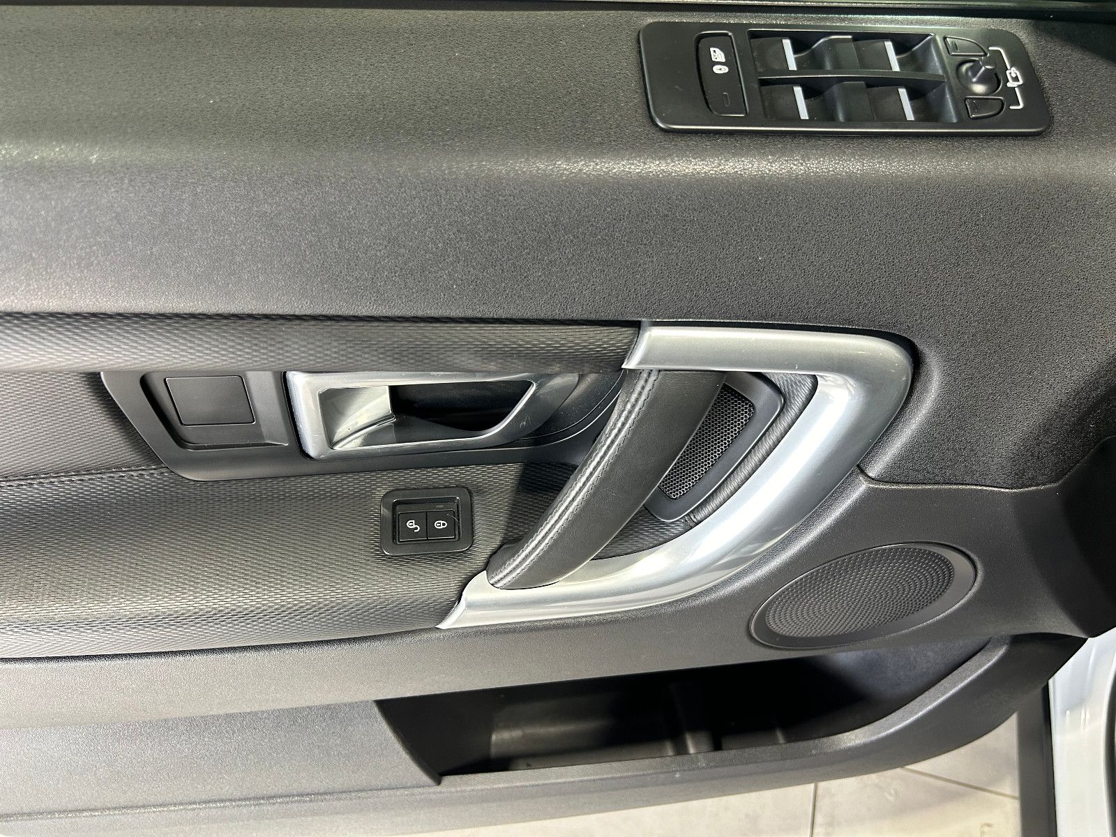 Fahrzeugabbildung Land Rover Discovery Sport SE AWD/KAMERA/NAVI/SHZ/PDC/