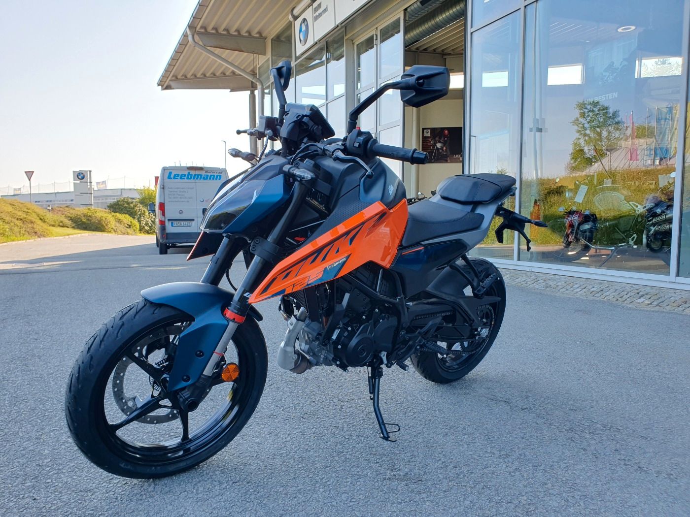 Fahrzeugabbildung KTM 125 Duke Modell 2024 beide Farben lagernd