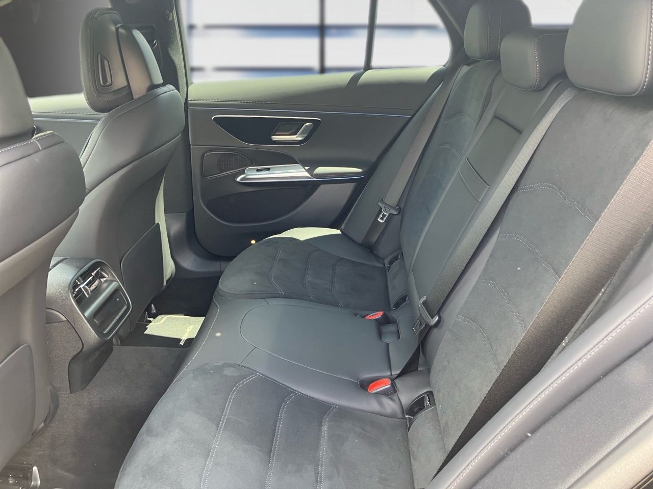 Fahrzeugabbildung Mercedes-Benz E 220 d T AMG+NIGHT+AHK+PANO+KEYLESS+