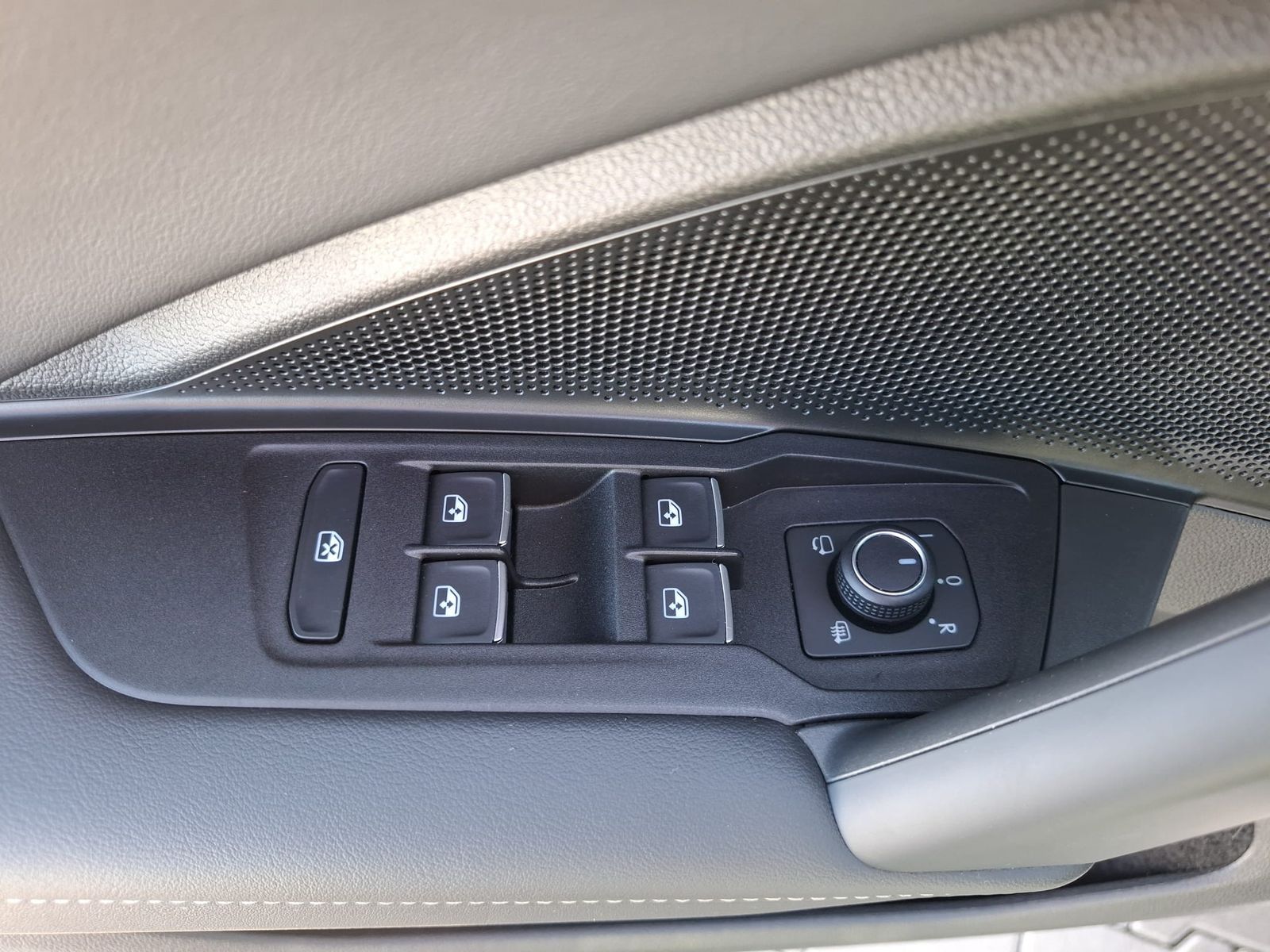 Fahrzeugabbildung Volkswagen Tiguan 2.0 TDI 4M R-Line BLACK*PAN*HK*AHK*MATRIX
