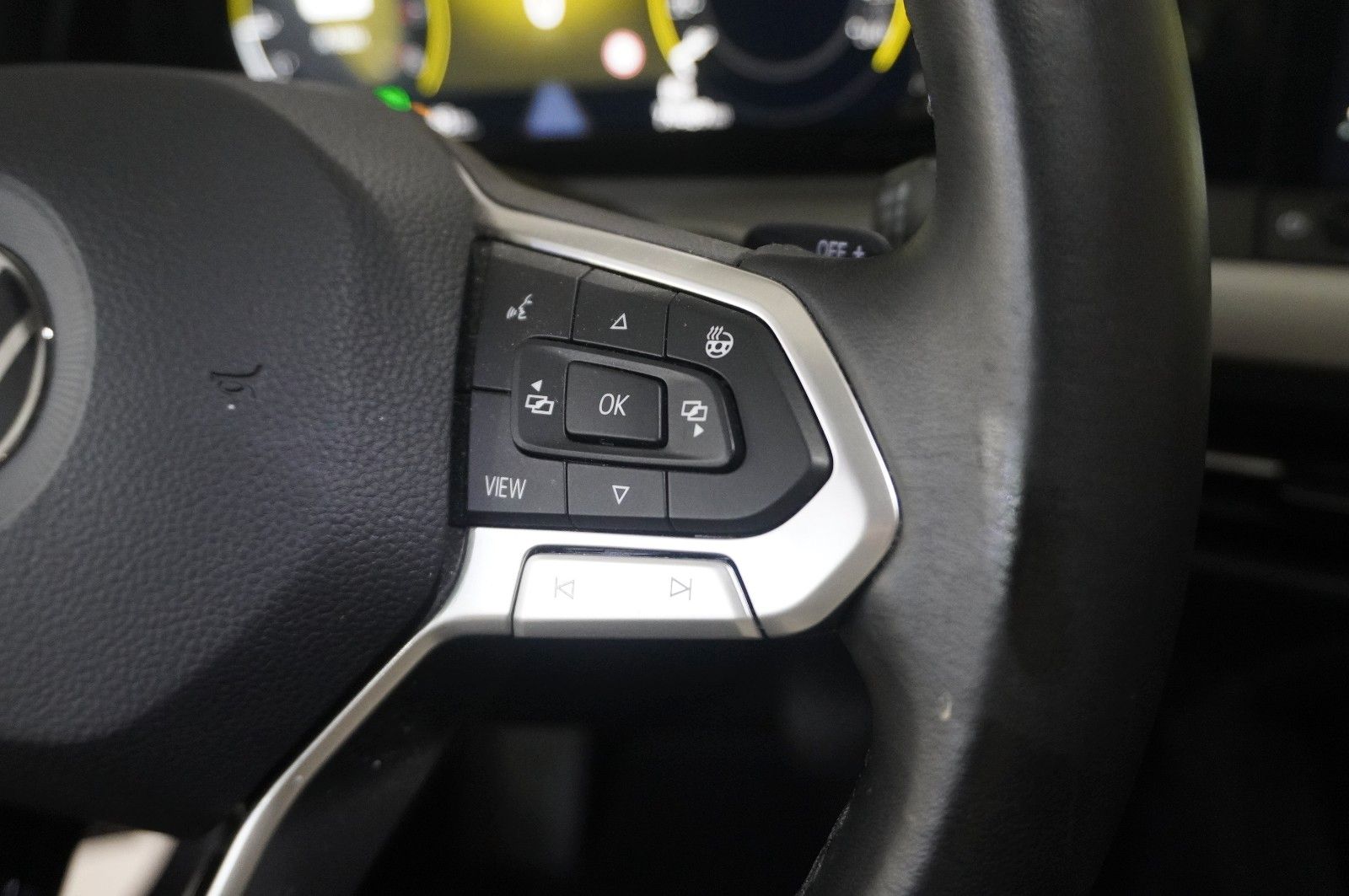 Fahrzeugabbildung Volkswagen Golf VIII Lim. 1.0 E-TSI DSG LIFE NAVI/LED/DAB+