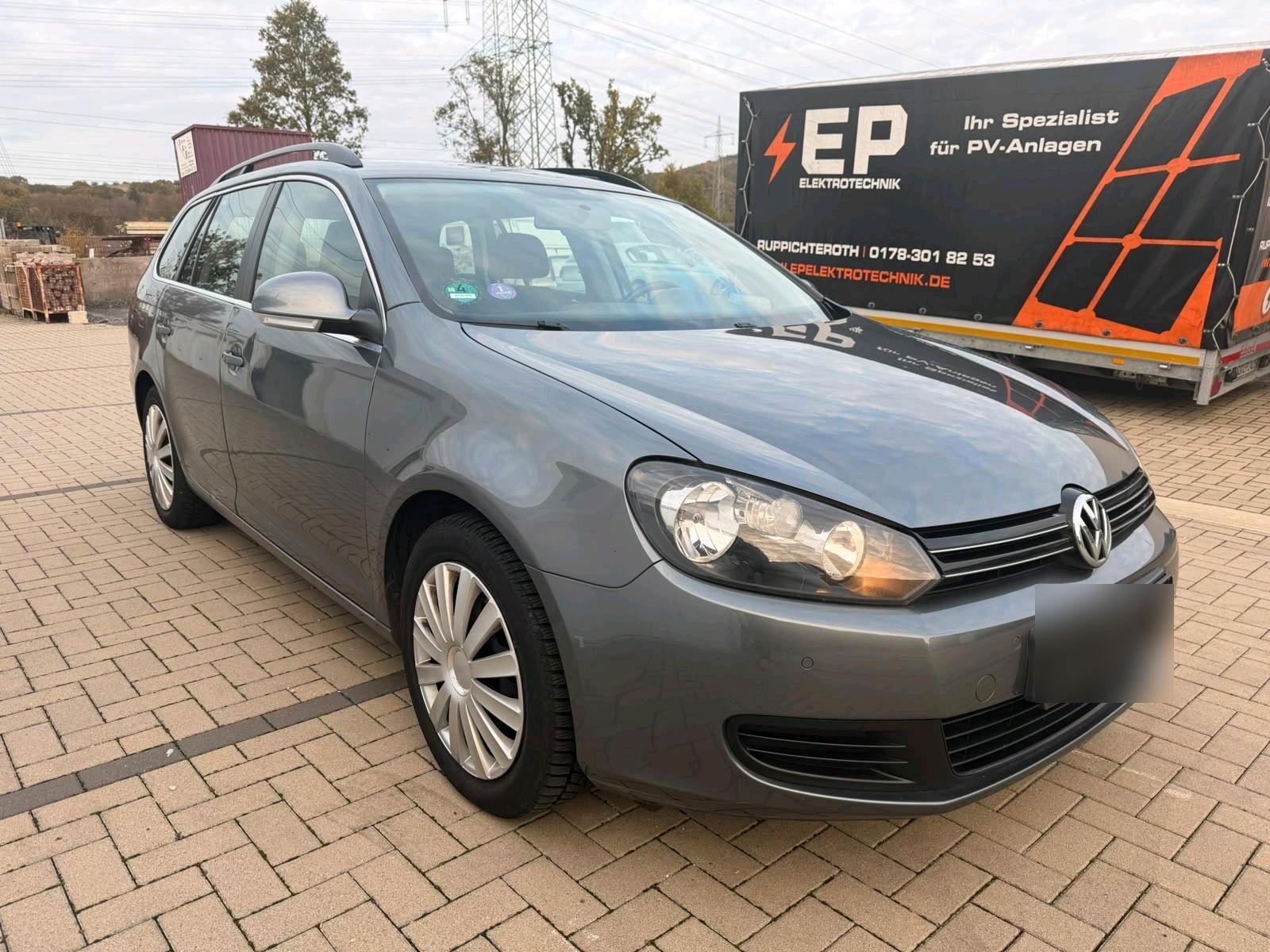 Volkswagen Golf 2010 — interior