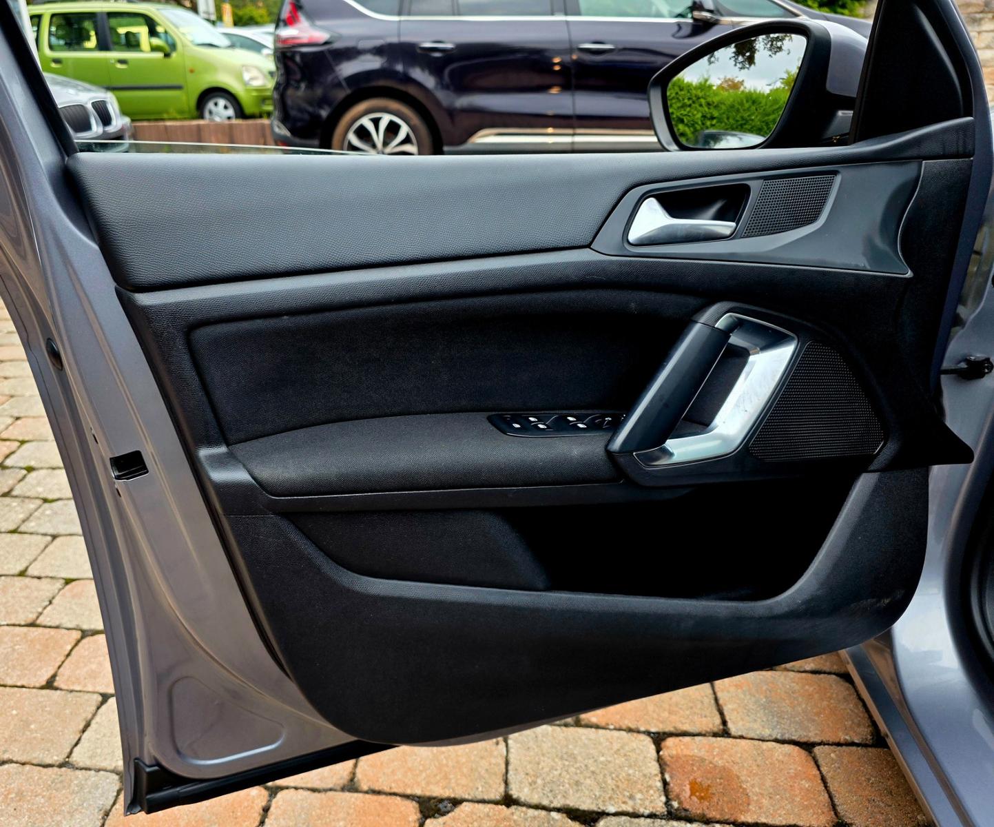 Peugeot 308 2015 — photo 25