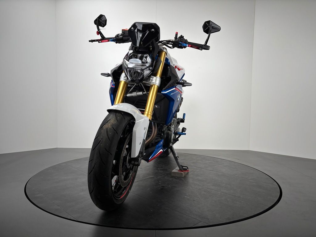 Fahrzeugabbildung BMW F900 R *TOP-AUSSTATTUNG *1. HAND *ARROW