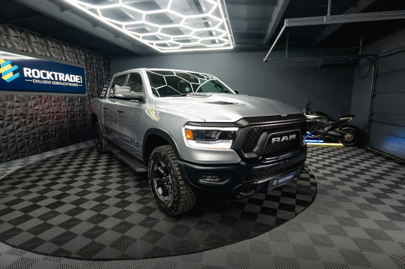 Fahrzeugabbildung Dodge RAM 5.7 V8 HEMI 4x4 REBEL OFFROAD AXLE LOCK 19%