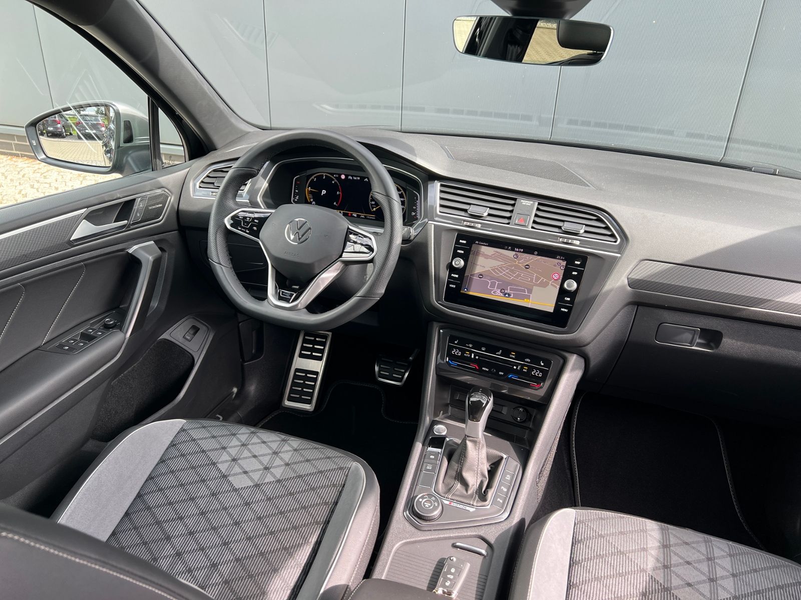 Fahrzeugabbildung Volkswagen Tiguan Allspace R-Line 2.0 TDI DSG 4MOTION *AHK,