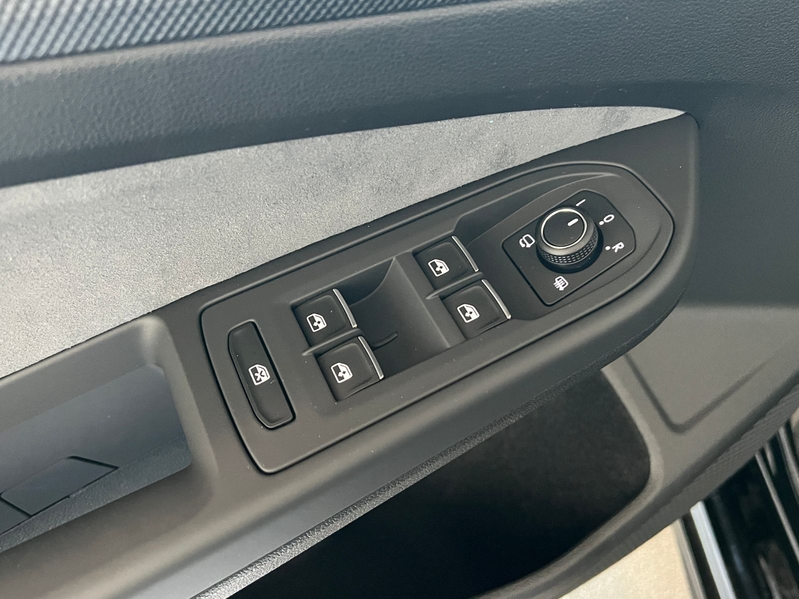 Fahrzeugabbildung Volkswagen Golf VIII R 2.0 TSI DSG 4MOTION *R-Performance P