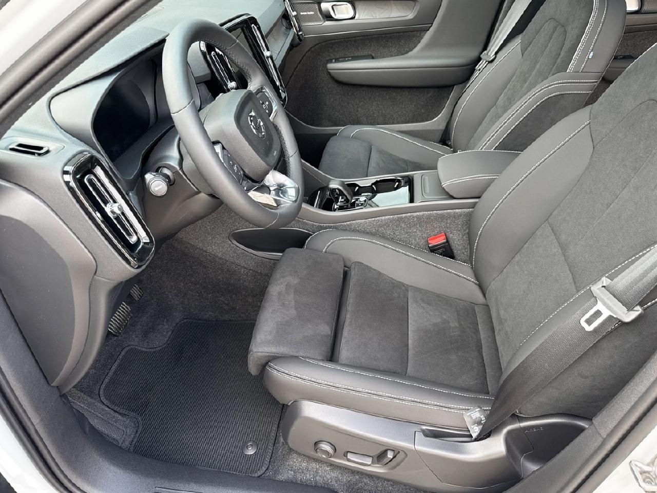 Fahrzeugabbildung Volvo XC40 Ultimate Recharge Pure Electric AWD
