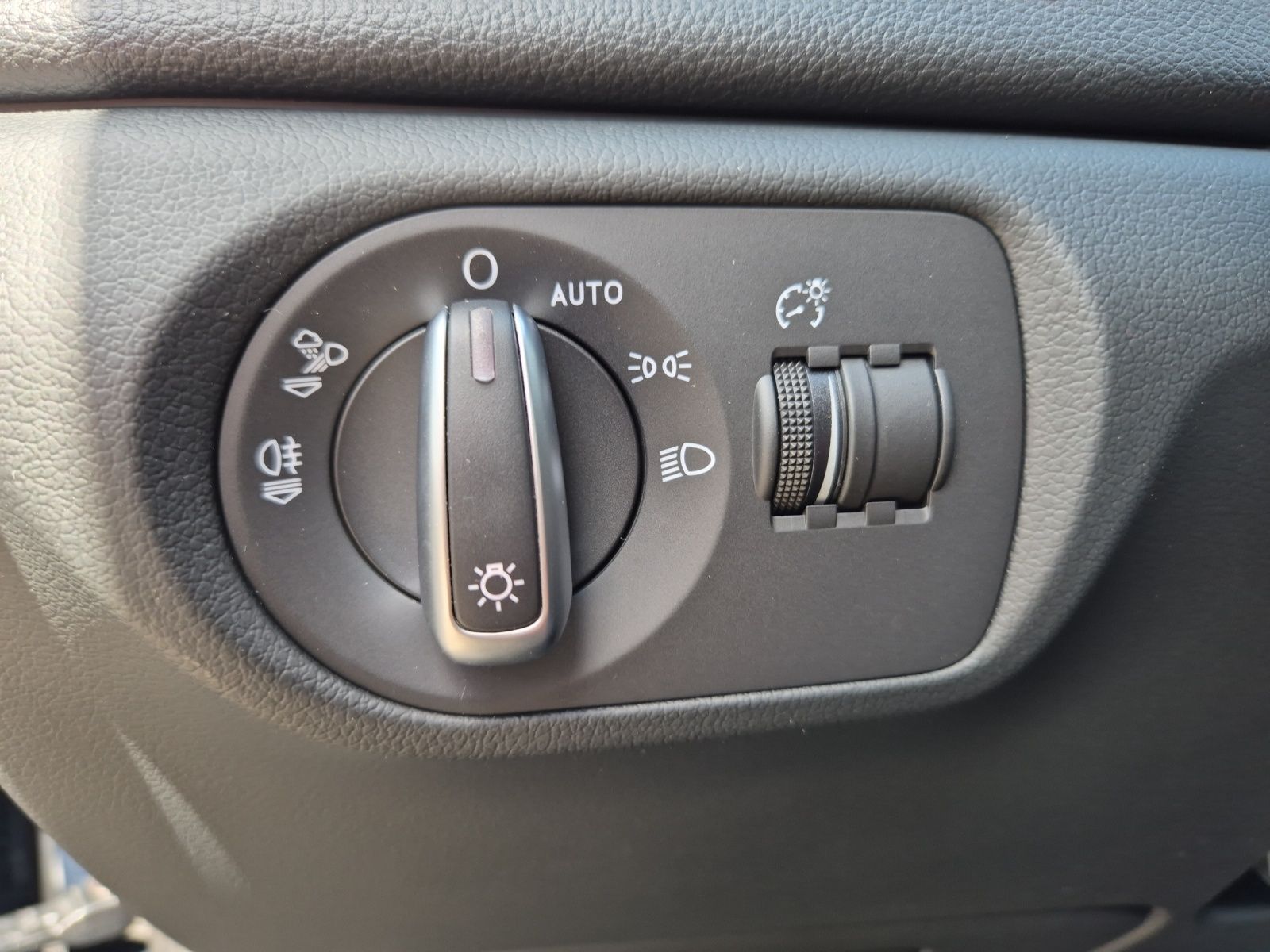 Fahrzeugabbildung Audi Q3 1.4 TFSI Sport AZV, Navi, Xenon