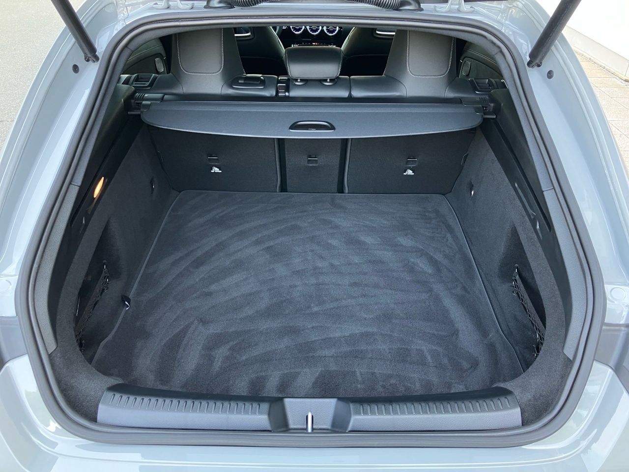 Fahrzeugabbildung Mercedes-Benz CLA 180 SB AMG+AHK+MULTIB+360+DISTR+NIGHT+LHZG++