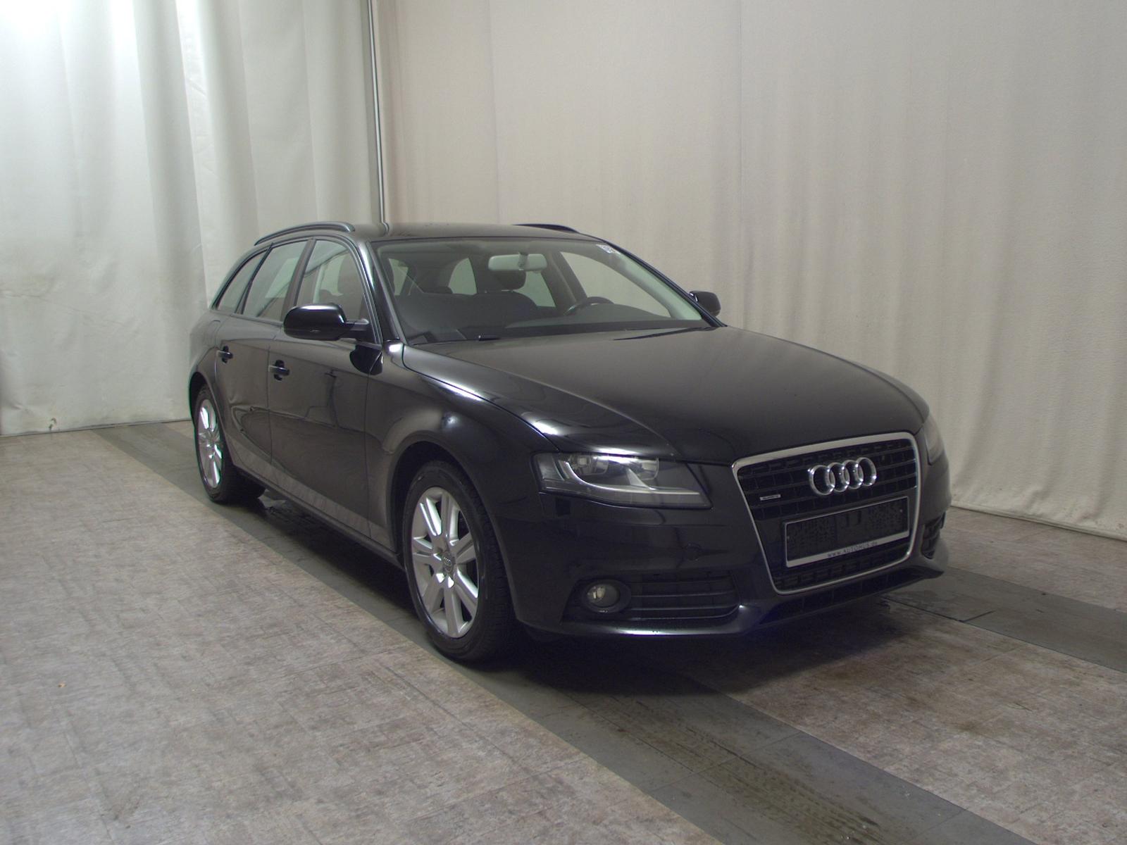 Audi A4 2011 — салон