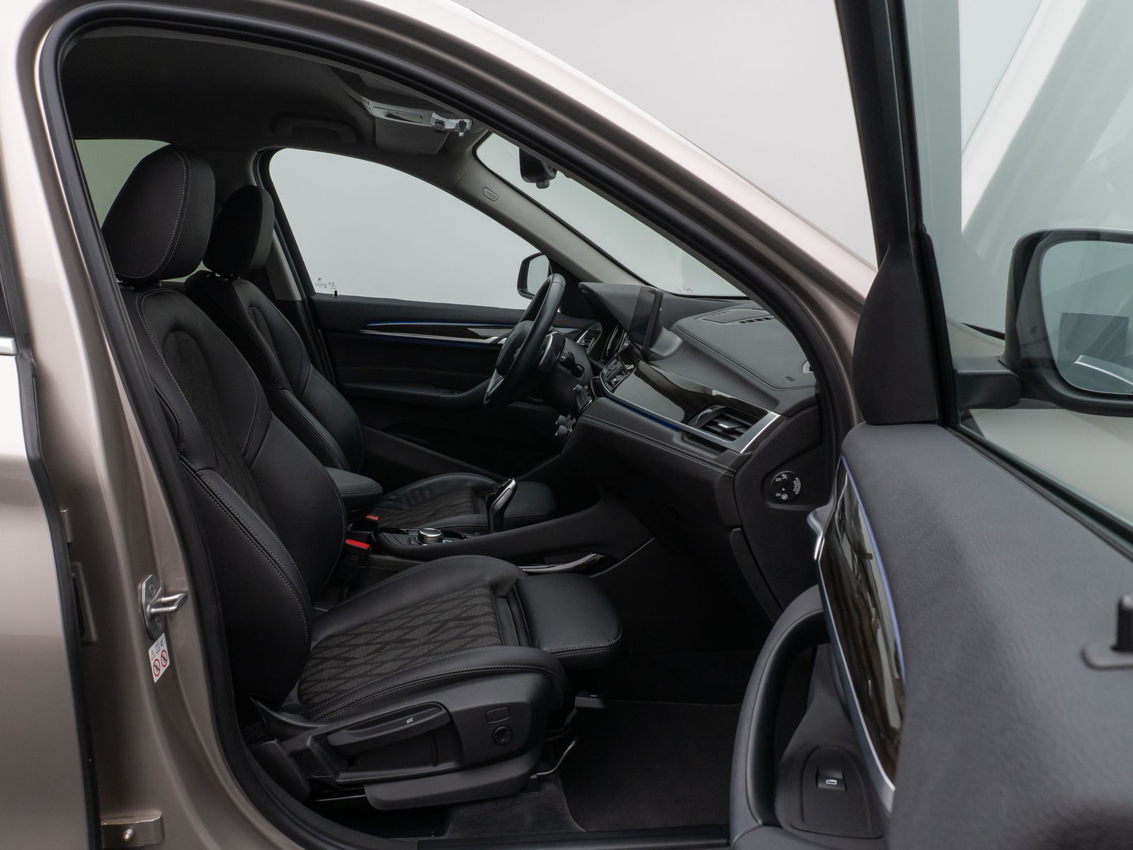 Fahrzeugabbildung BMW X1 sD20i xLine Kamera HUD DAB HiFi AHK Sport 18"