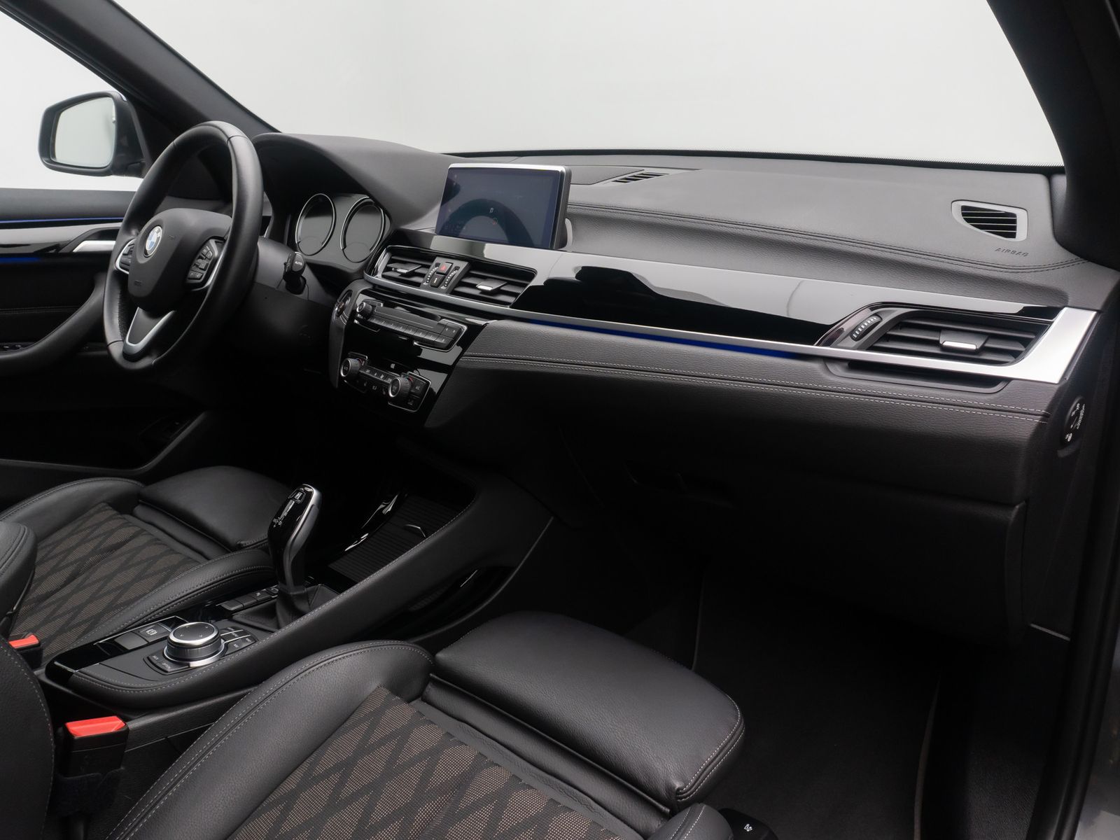 Fahrzeugabbildung BMW X1 sD18i xLine DAB Kamera HiFi Komfort Sport 18"