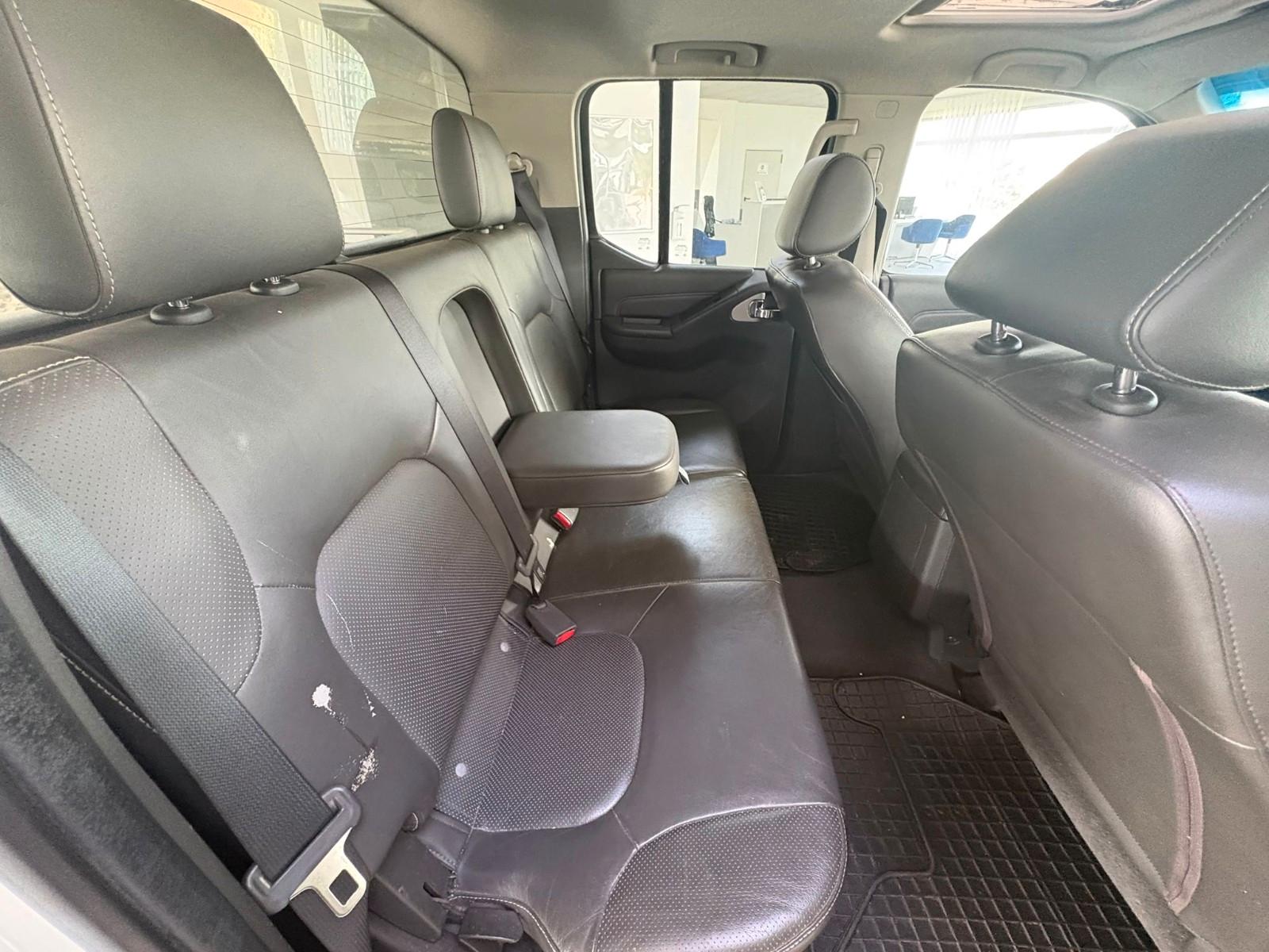 Nissan Navara Double cabine 3.0 231ch - Attelage - Régulateur - Ecran tactile - Sièges chauffants