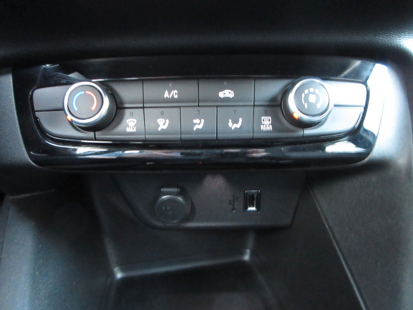 Fahrzeugabbildung Opel Corsa 1.2 T Elegance LED/NAVI/PDC/ALU/TEMPO