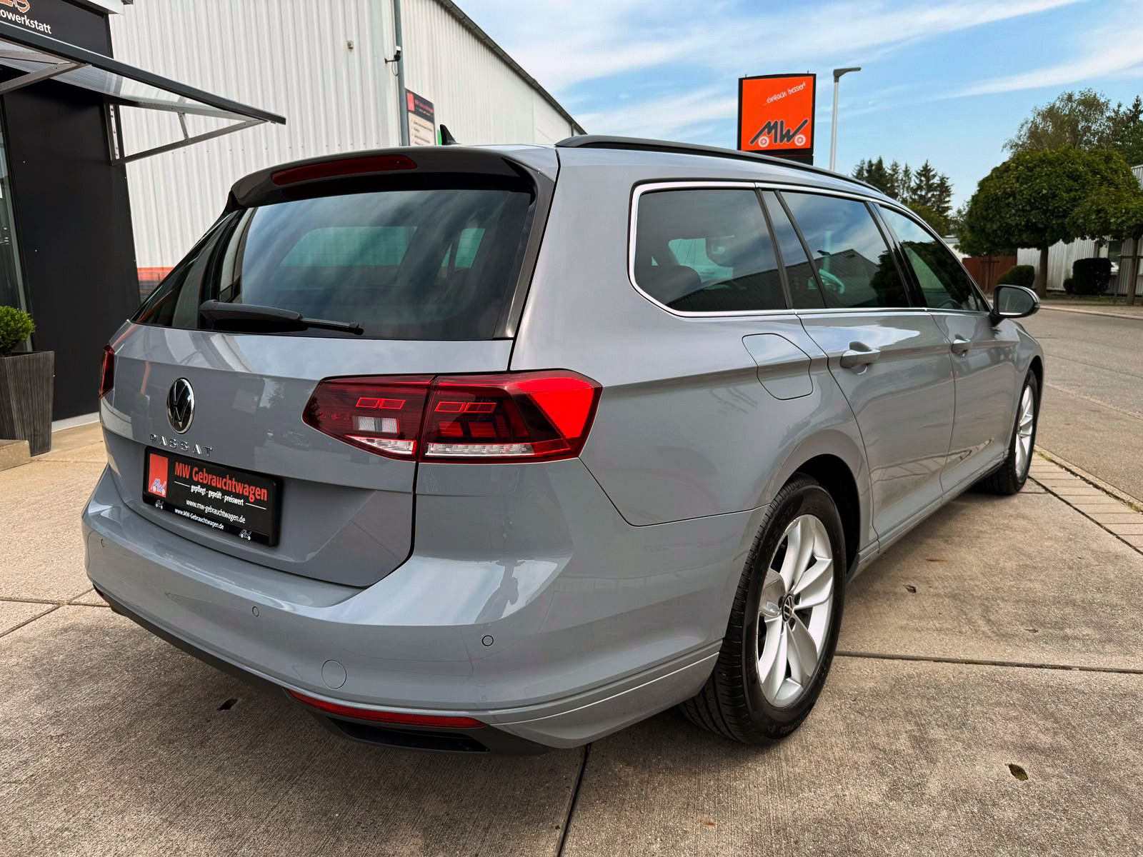Fahrzeugabbildung Volkswagen Passat Variant 2.0TSI DSG Business ACC 360° H&K