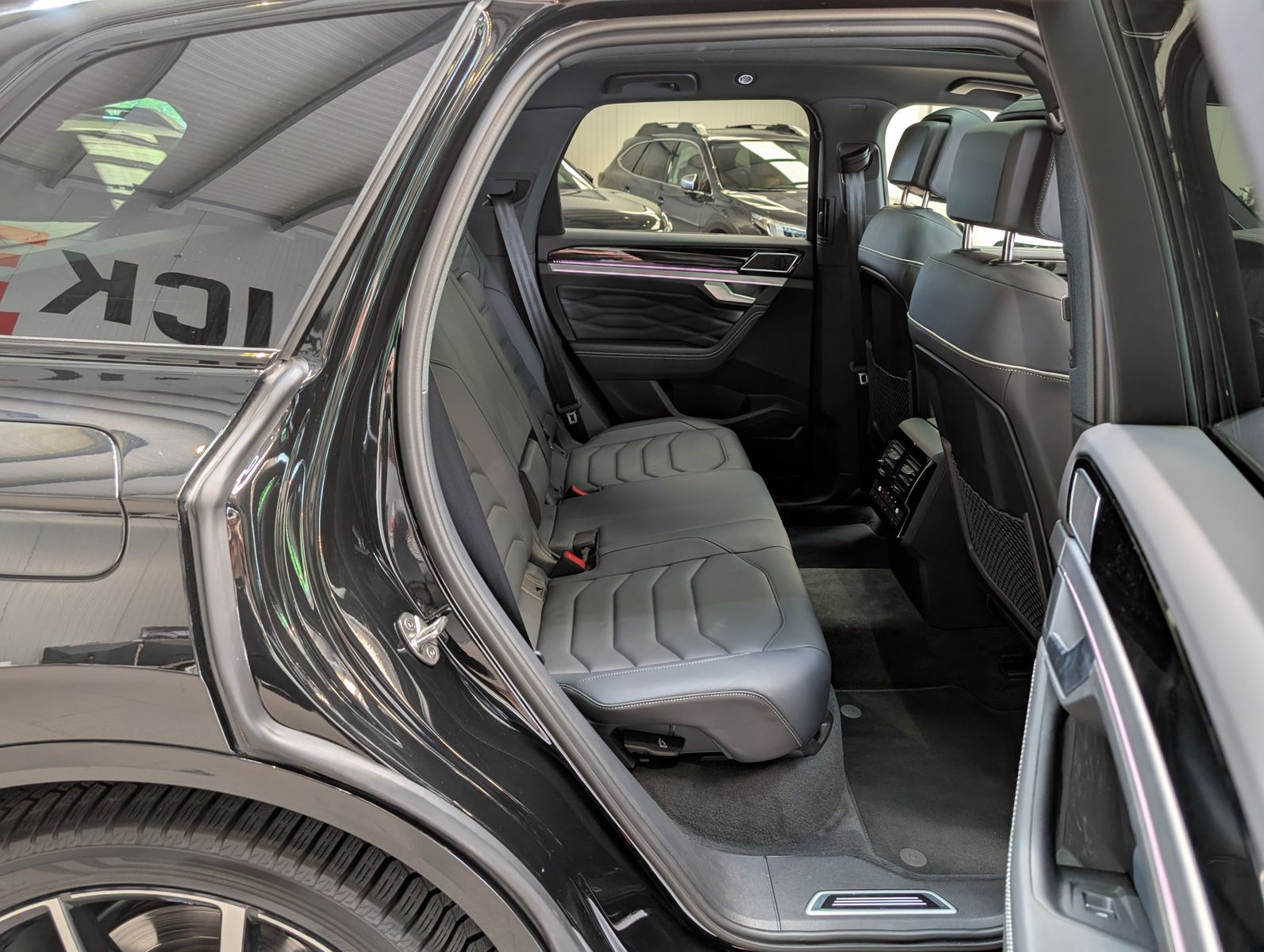 Fahrzeugabbildung Volkswagen Touareg 3.0TDI 4M R-Line VOLL Black 22" UPE 114T