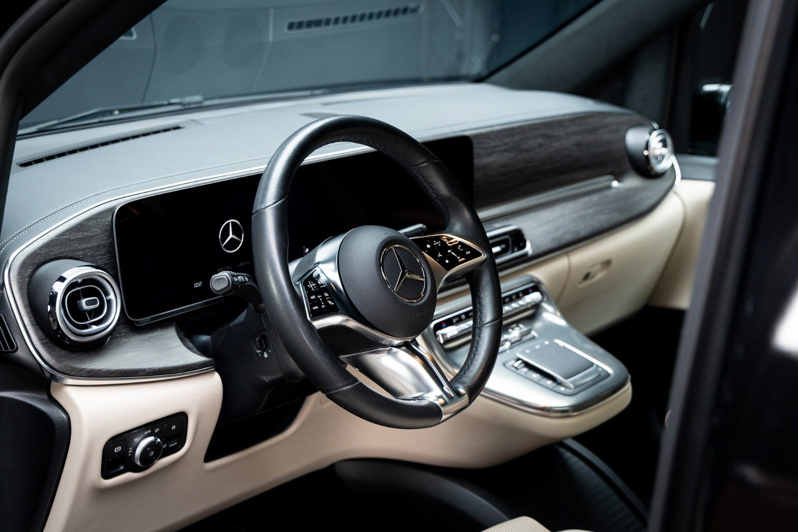 Fahrzeugabbildung Mercedes-Benz V 300 d 4MATIC EXCLUSIVE lang + AIRMATIC + Bur