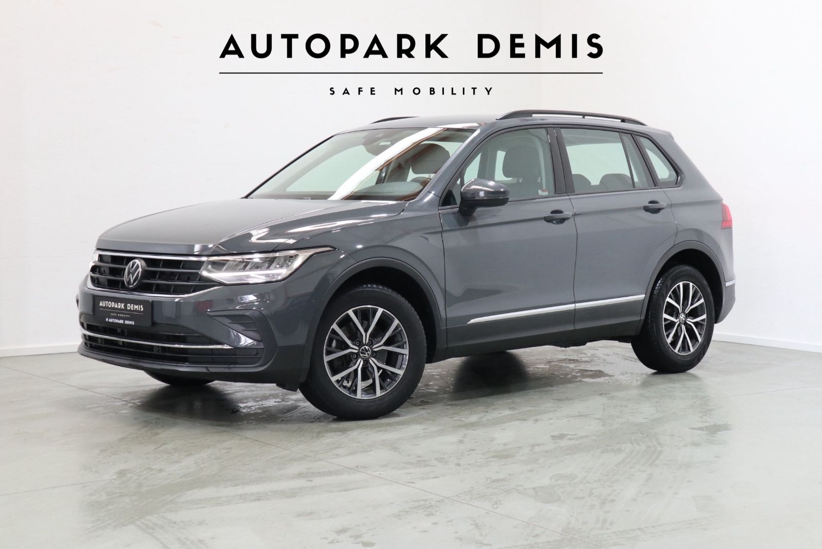 Volkswagen Tiguan - 1
